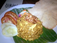 Kalau perut sudah mulai keroncongan, nasi goreng tampaknya patut menjadi pilihan. Nasi Goreng Belacan di sini menggunakan kunyit, terasi, dan telur orak-arik dengan taburan bawang goreng. Pelengkapnya ada irisan timun dan tomat, acar, serta kerupuk udang.