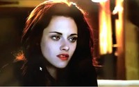 Kulitnya putih pucat dan bibirnya berwarna merah darah. (Lionsgate).