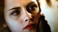 Ini aneh. Secara fisik aku seperti bisa menghancurkan tank. Tapi secara mental, aku merasa terkuras, ucap Bella dalam trailer singkat Breaking Dawn Part 2. (Lionsgate).