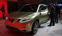 Bagian depan mobil tersebut mirip dengan Nissan Murano yang sudah lama beredar. Sementara head lamp-nya dipercantik LED. Sementara bagian fog lamp-nya cukup unik dan terkesan mewan dengan konsep LED. (dok Geneva Motor Show)