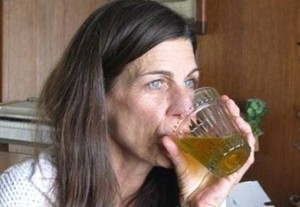 Pasien Kanker yang Kecanduan Minum dan Mandi Urine Sendiri
