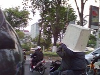 Baik pengendara maupun yang dibonceng seperti kesulitan membawa bak mandi tersebut.