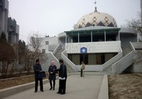 Suasana luar kampus. Pemerintah China memberikan otonomi pada Ningxia Hui untuk mengatur berdasar tradisi etnis Hui yang Muslim.