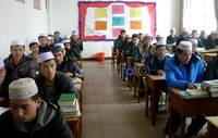 Suasana kelas. Para mahasiswa ditempa ilmu keagamaaan dan setelah bersekolah 4 tahun akan ditugaskan membina umat di masjid-masjid.