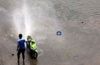 Banyak warga setempat yang memanfaatkan air bersih yang berada di bendungan di Desa Walahar, Karawang, jawa Barat. Tampak seseorang warga mencuci motornya.