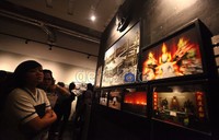 Kurator Oscar Motuloh berkeliling bersama beberapa pengunjung pameran.