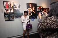 Beberapa pengunjung melihat salah satu foto yang dipamerkan.