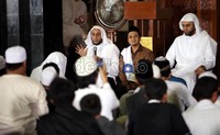 Dalam acara Indonesia Menyimak Qoran kali ini, Indonesia kedatangan tamu terhormat dari tanah sudi mekkah. Tamu tersebut adalah Syekh Ali dan Syekh Muhammad.
