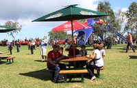 Para penonton bisa bersantai sekaligus berteduh saat menyaksikan acara-acara selama GP Australia berlangsung. Cuaca panas menyengat Melbourne meskipun angin kencang membuat suhu cukup dingin.