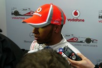 Pebalap McLaren Mercedes, Lewis Hamilton, saat diwawancara oleh awak TV seusai latihan bebas kemarin.