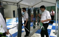Hanya pemegang id khusus yang bisa memasuki paddock. Ini adalah pintu masuk ke arah paddock ke-12 tim peserta F1.