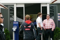 Ruangan bersantai ini jadi milik tim Red Bull Racing dengan jendela bertuliskan nama pebalap mereka (Vettel dan Webber).