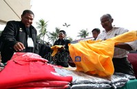 Para peserta Kongres Luar Biasa (KLB), menyerbu pedagang pernak-pernik dihalaman depan Hotel Mercure Ancol, Jakarta, MInggu (18/03).