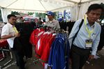 Pernak-Pernik PSSI Laris Diburu Peserta KLB