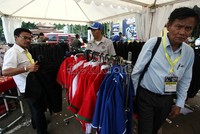 Para pedagang pernak-pernik, memanfaatkan momentum kongres PSSI-KPSI 2012, dengan menjajakan dagangan kepada para peserta KLB.