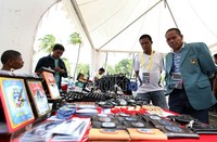 Pernak-pernik yang dijual mulai dari pin, topi, jersey, maupun jaket yang berlogo PSSI-KPSI. Dan dijual mulai dari harga Rp 10 ribu hingga Rp 200 ribu.