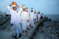 Pemuka agama membawa air yang diambil dari tengah air laut Cilincing.