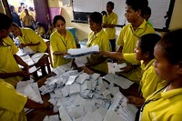 Situasi ini berbeda dengan pemilu 2007 lalu yang dibayang-bayangi konflik horisontal pada setahun sebelumnya yang menewaskan lebih dari 30 orang serta mengusir ratusan ribu warga ke lokasi pengungsian.