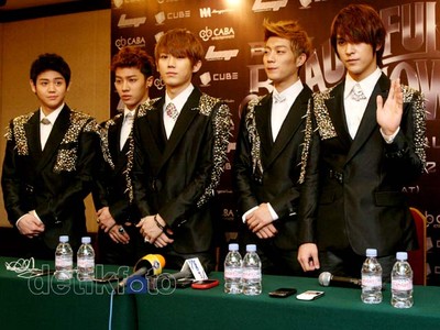 Boyband Beast Menyapa Sebelum Konser