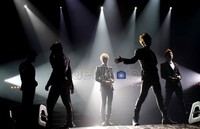 BEAST membuka konser dengan Special. Mereka mengenakan jas berstudded di bahu dan lengan.