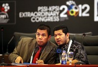 Sekjen KPSI Hinca Pandjaitan (kiri), dan anggota KPSI Roberto Rouw (kanan), tengah berbincang saat pembukaan Kongres Luar Biasa (KLB) PSSI-KPSI 2012