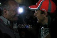Rona kebahagiaan di wajah Bos McLaren Ron Dennis juga Jenson Button di belakang paddock.