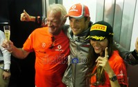 Button bersama ayah dan Jessica Michibata pun turut berpose di hospitality McLaren untuk merayakan kemenangan Button.