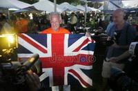 Ayah Jenson Button mengibarkan bendera Inggris yang memang merupakan kampung halaman Button dan keluarga.