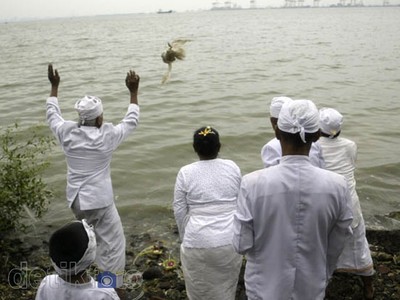 Jelang Nyepi, Umat Hindu Lakukan Upacara Melasti