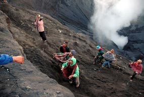 4 Hari Tertutup Longsor, Jalur ke Lautan Pasir Bromo Dibuka