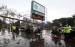 Pohon Cemara Tumbang Macetkan Jl Gatsu