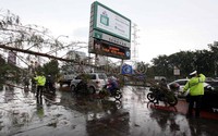 Dua orang polisi tengah mengatur arus lalu lintas.