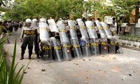 Aparat kepolisian bersenjatakan tameng berusaha membuat pagar pengaman saat terjadi aksi lempar batu oleh pendemo. (Adhitya Pandu Murti).