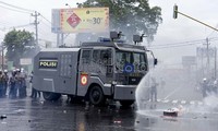 Mobil water canon berusaha memadamkan kobaran api yang ada di tengah Jalan Adisutjipto. (Adhitya Pandu Murti).