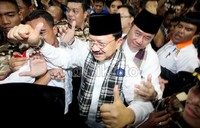 Foke-Nachrowi dikawal ketat pendukungnya.