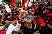 Dengan mengenakan baju merah dan berbagai atribut PDIP dan Gerindra, massa menyanyikan lagu Jokowi siapa yang punya, Jokowi siapa yang punya, yang punya kita semua.