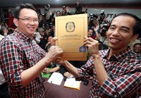 Joko Widodo (Jokowi) dan Basuki Tjahaja Purnama (Ahok) menunjukkan berkas pendaftaran.
