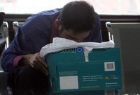 Nazaruddin yang baru saja diperbolehkan pulang dari RS Abdi Waluyo muntah-muntah di ruang terdakwa Pengadilan Tipikor, Jakarta. Ramses/detikcom.