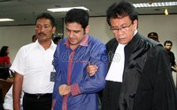 Nazaruddin yang dipapah kuasa hukumnya meninggalkan ruang sidang. Ramses/detikcom.