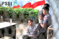 Sekitar 100 pasukan polisi  dari Polda Metro Jaya dikerahkan mengamankan Kantor PSSI, Senayan, Jakarta, Senin (19/03). Pengamanan mereka terkait pegambilan alih Kantor PSSI oleh KPSI pasca KLB.