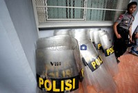 Tameng pasukan anti huru hara diletakkan di depan halaman Kantor PSSI. Keberadaan mereka untuk menjaga keamanan di Kantor PSSI, Senayan, Jakarta.