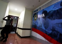 Sebagian pasukan dari Polda Metro Jaya, selain berjaga-jaga di luar juga berjaga di dalam kantor PSSI Senayan, Jakarta.