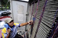 Petugas dari PT Telekomunikasi Indonesia (Persero) Tbk melakukan pemeliharaan rutin gardu sambungan jaringan telepon di kawasan Kelapa Gading, Jakarta Utara.