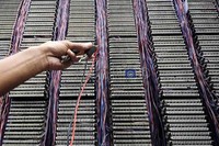 Petugas melakukan pemeliharaan rutin gardu sambungan jaringan telepon di kawasan Kelapa Gading, Jakarta Utara. Capex tahun ini naik sepuluh persen dibandingkan 2011.