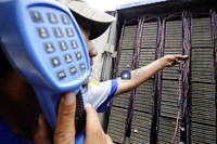 Petugas PT Telekomunikasi Indonesia (Persero) Tbk melakukan pemeliharaan rutin gardu sambungan jaringan telepon di kawasan Kelapa Gading, Jakarta Utara. PT Telekomunikasi Indonesia (Persero) Tbk menyiapkan belanja modal (capital expenditure/capex) perseroan sepanjang 2012 sekitar Rp 16 triliun.