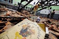 Anak-anak diminta rajin belajar, namun tempat belajar malah ambruk, tanya kenapa?