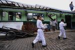 Di Jakarta, Sekolah Ini Ambruk Karena Nggak Ada Biaya !