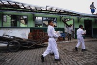 Para siswa turut membantu mengevakuasi buku-buku pelajaran.