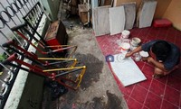 Seorang pekerja, tengah mendempul bodi sebelum dilakukan proses melukis di badan becak mini. Setiap harinya, hanya diproduksi satu becak mini.
