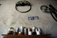 Segelas kopi menemani setiap kegiatan Pak Sukanta. Ayah 6 orang anak ini, menekuni usaha produksi becaknya dari tahun 1980.